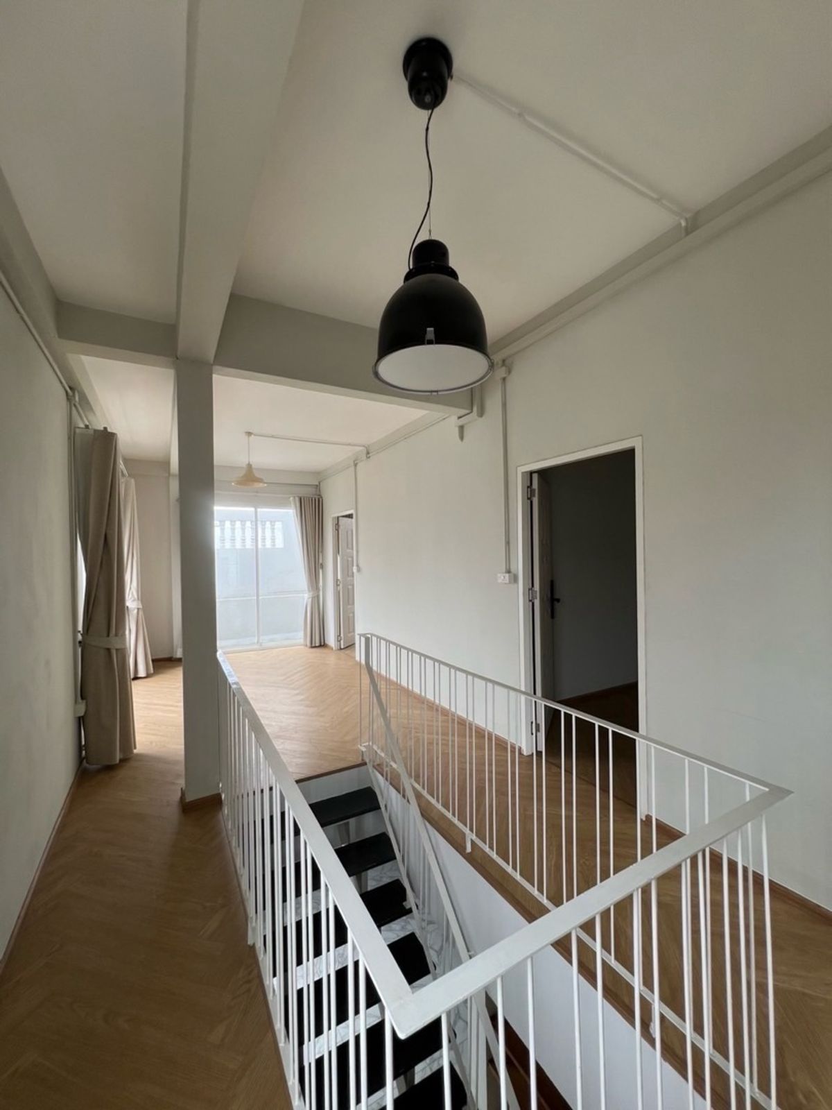 For SaleHouseRatchadapisek, Huaikwang, Suttisan : House for sale, Ratchadaphisek, MRT Sutthisan, 900 meters, old renovated house, outside the minimal style project, both home and home office. Buy for rent, keep Passive Income for a long time.