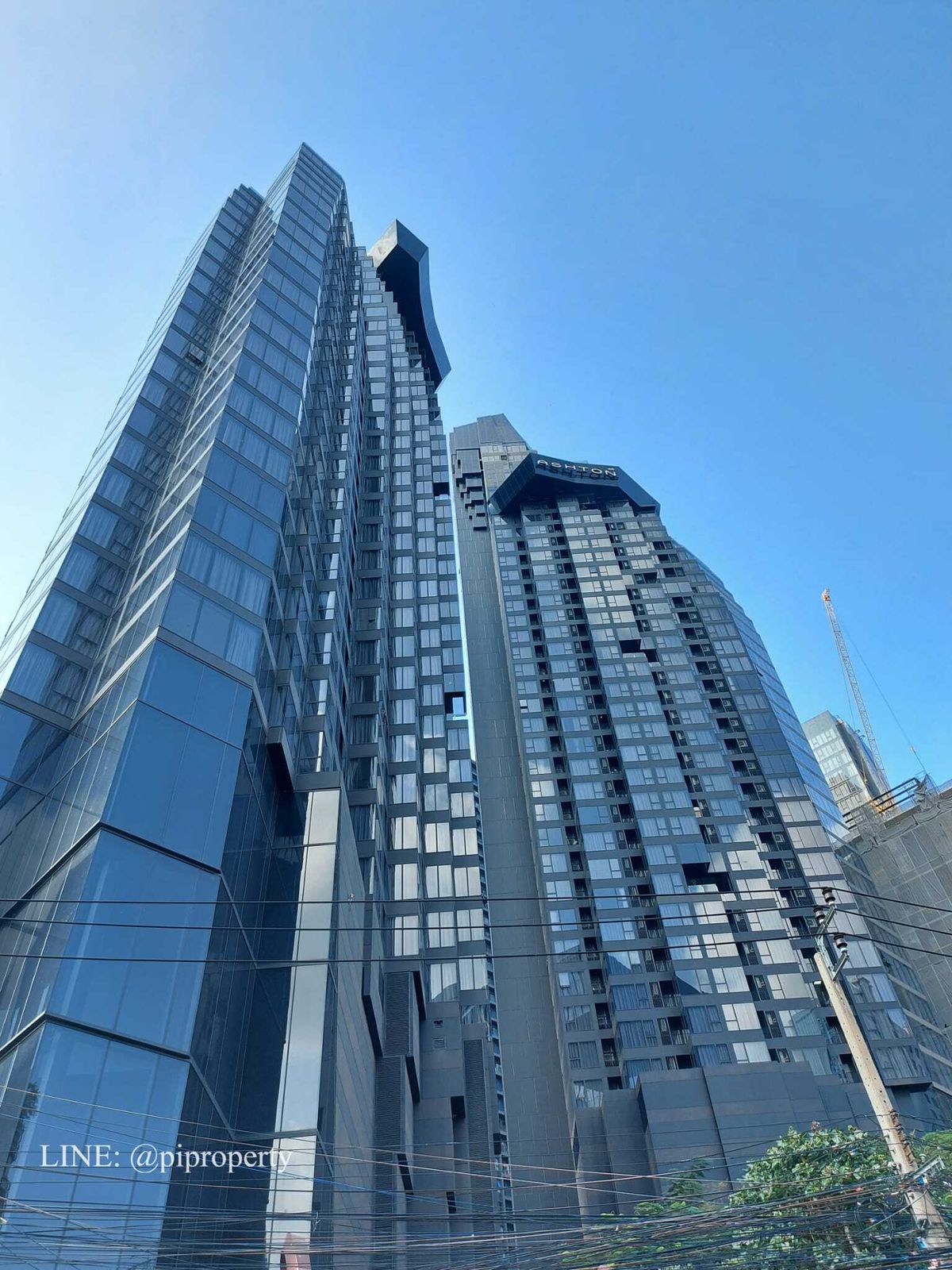 For RentCondoRama9, Petchburi, RCA : ​Experience an elevated lifestyle in this stunning corner unit at Ashton Asoke Rama 9. 