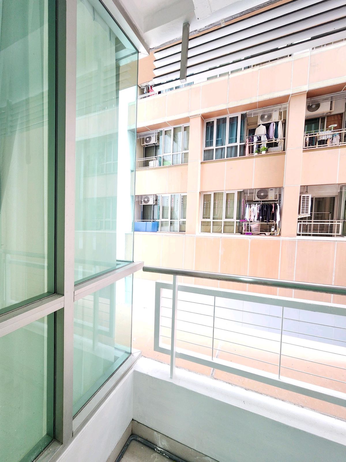 For SaleCondoRamkhamhaeng, Hua Mak : High rise condo, 19 floors, Soi Ramkhamhaeng 24, near Rajamangala Stadium, only 450 m. Live a modern life amidst convenience. Inside the project is quiet.