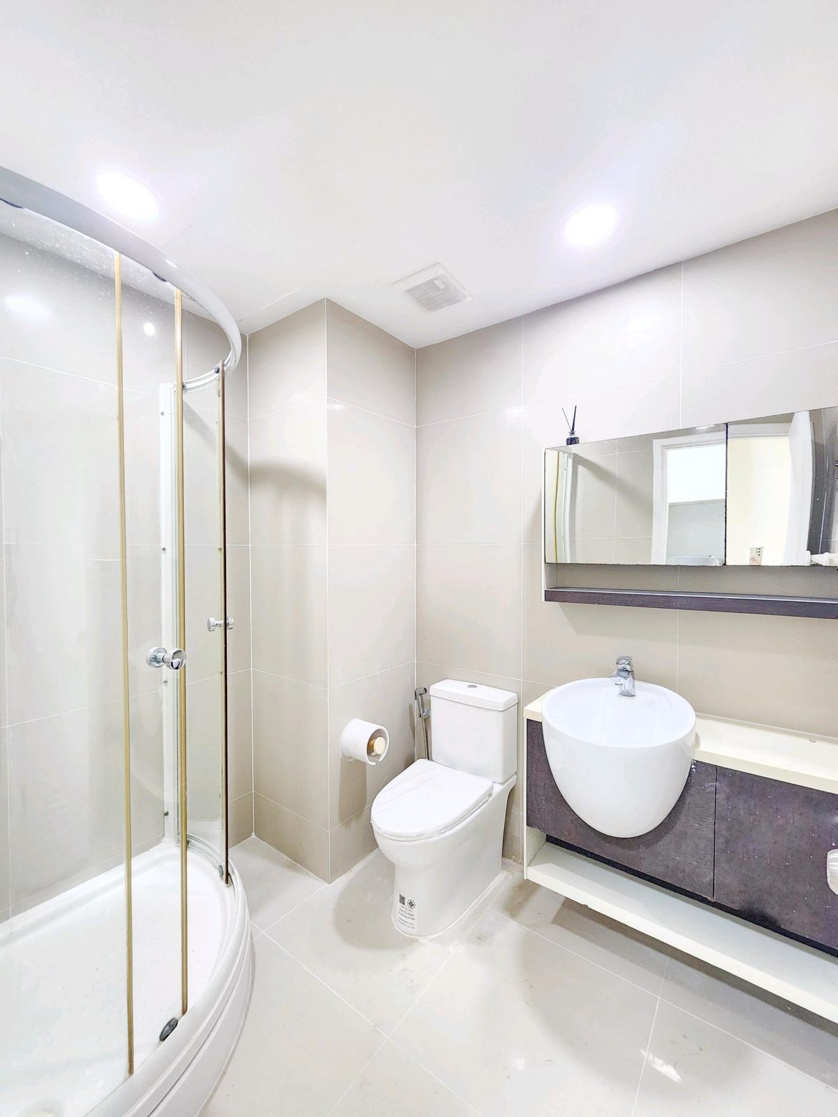 For SaleCondoRamkhamhaeng, Hua Mak : High rise condo, 19 floors, Soi Ramkhamhaeng 24, near Rajamangala Stadium, only 450 m. Live a modern life amidst convenience. Inside the project is quiet.