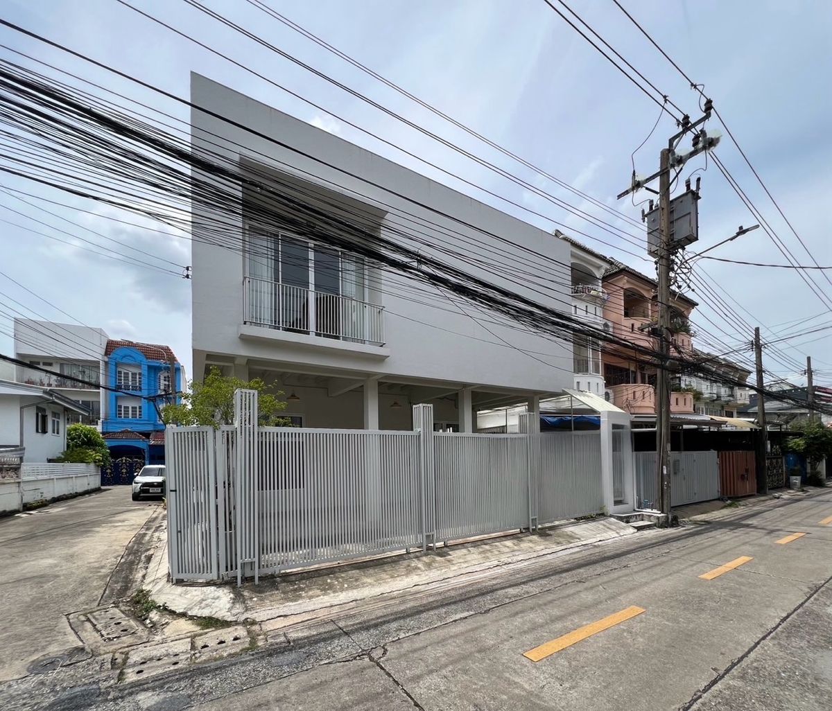 ขายบ้านรัชดา ห้วยขวาง : ขาย บ้านเดี่ยว รัชดาภิเษก MRT สุทธิสาร 900 เมตร บ้านเก่า รีโนเวทใหม่ นอกโครงการ สไตล์ มินิมอล เป็นได้ทั้ง บ้านและ โฮมออฟฟิศ ปล่อยขายราคาสุดคุ้ม ซื้อปล่อยเช่า เก็บ Passive Income ได้ยาวๆ มีคนเช่าตลอด