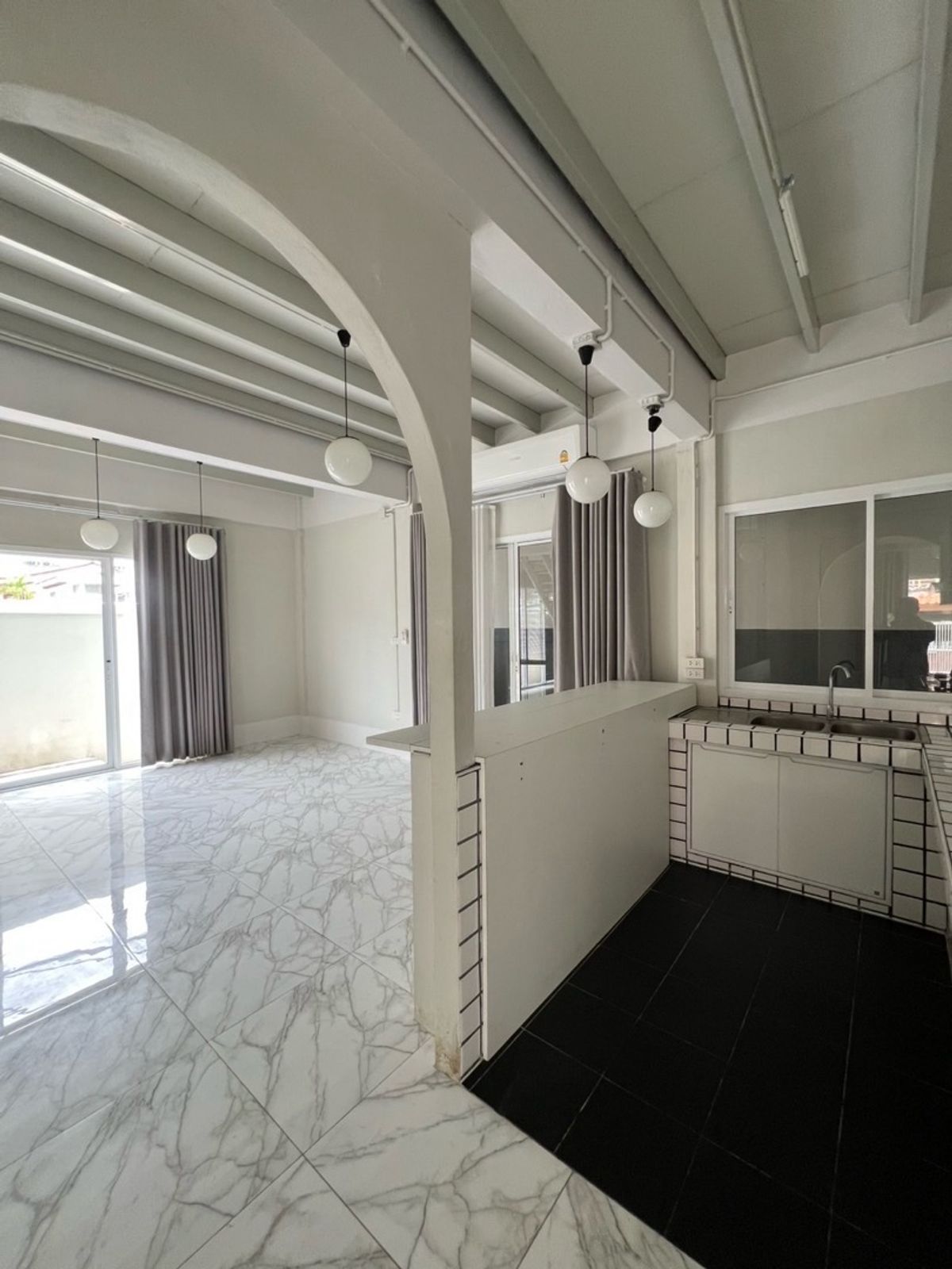 For SaleHouseRatchadapisek, Huaikwang, Suttisan : House for sale, Ratchadaphisek, MRT Sutthisan, 900 meters, old renovated house, outside the minimal style project, both home and home office. Buy for rent, keep Passive Income for a long time.