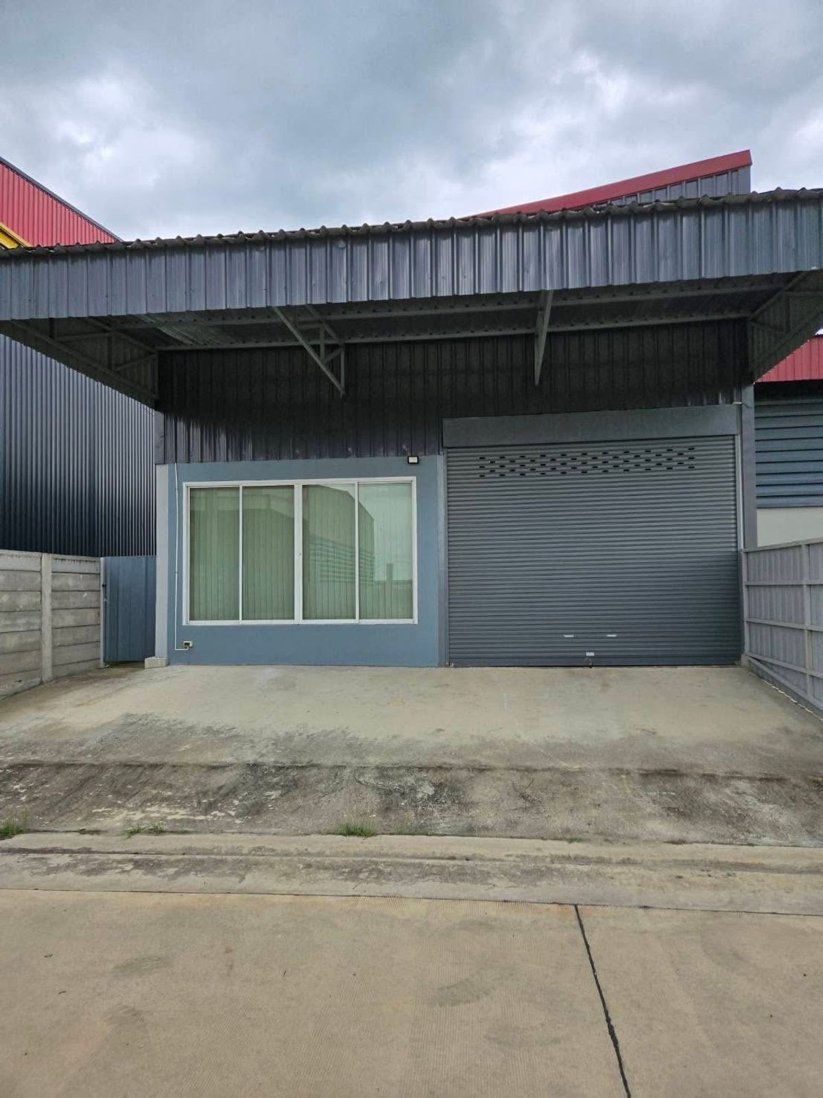 For RentWarehousePathum Thani,Rangsit, Thammasat : Rental Go Lam Luk Ka Khlong 8 size 256 sqm. Can make a small factory. There are offices and bathrooms ready to use. Big cars are conveniently accessible.