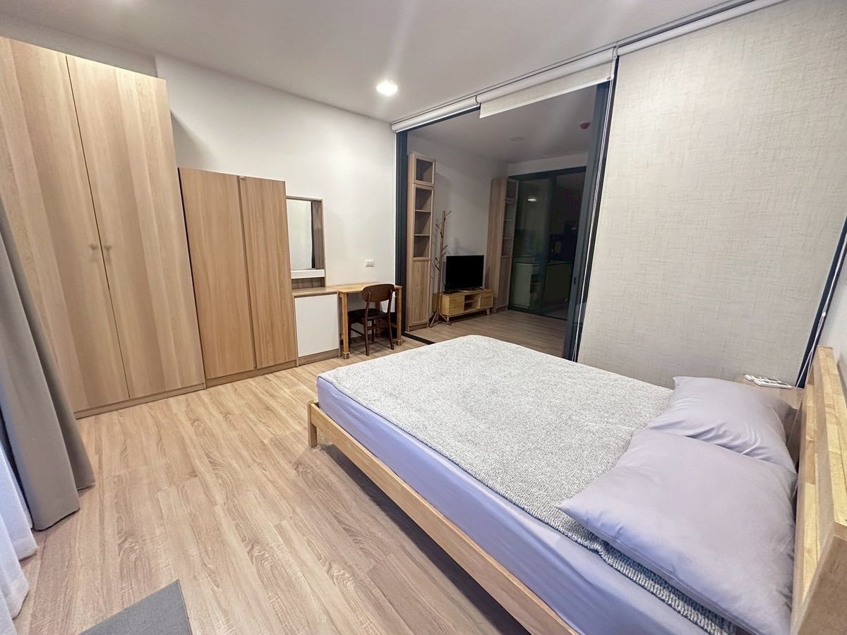 For RentCondoRatchathewi,Phayathai : Urgent room for rent. XT Phayathai 1b1B 42 SQM. Only 24K/Month. Contact Mr. Um, call 0658209572.