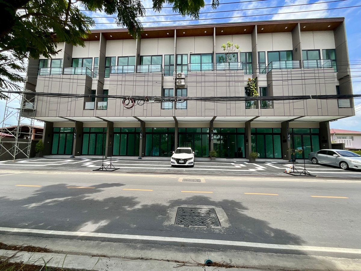 For SaleHome OfficeSamut Prakan,Samrong : Selling a 3 -story home office. The New Thepharak project uses premium grade materials. There are only 8 units. Special price. Starting 5.9 Delete. Opening the business by yourself or investing is worth it.