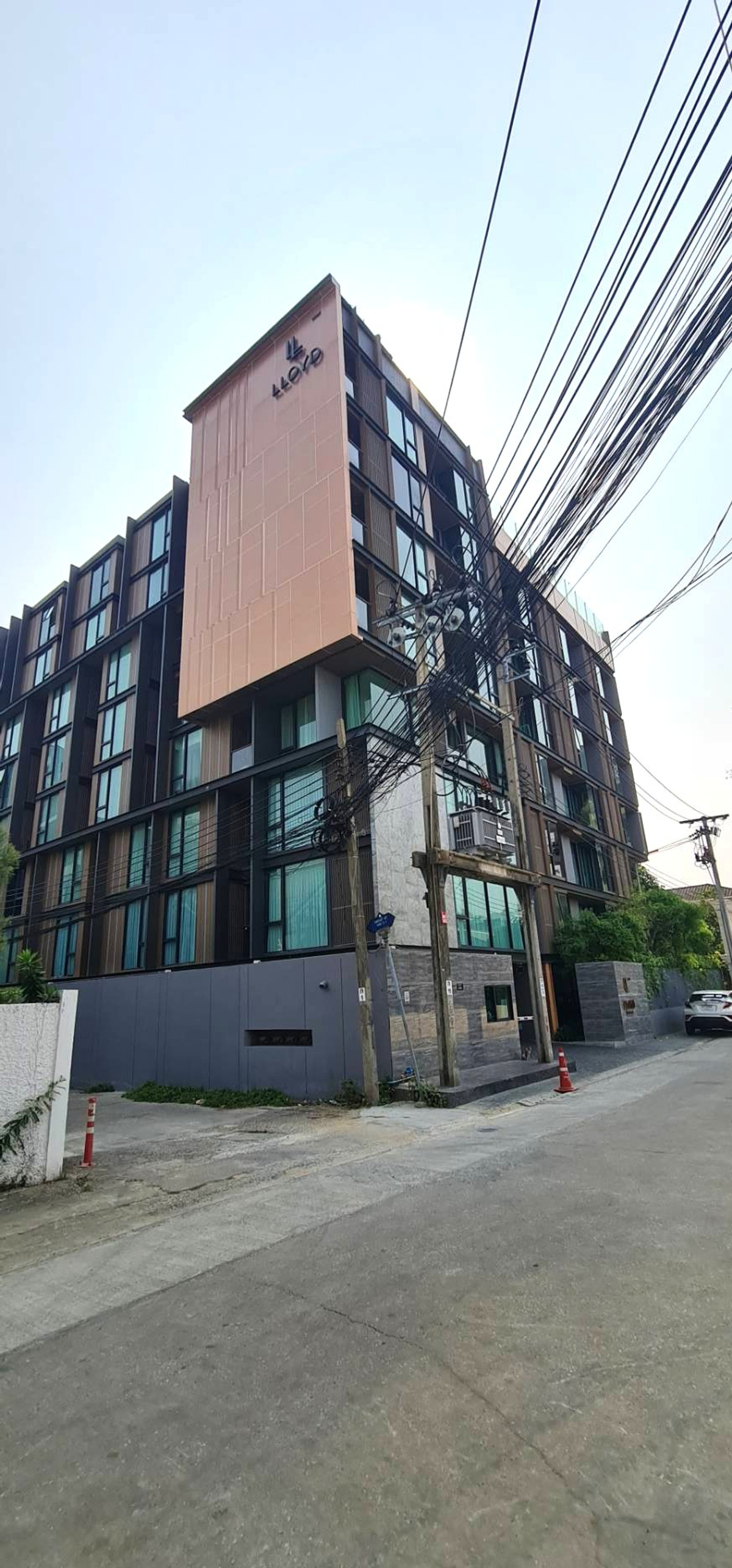 CondoRama9, Petchburi, RCA : Hot Deal! Luxury Condo in Thonglor - Ready to Move Luxury condo, complete with Lloyd, Research Center - Thonglor