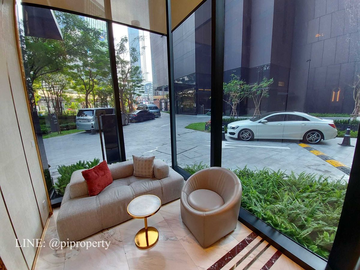 For RentCondoRama9, Petchburi, RCA : ​Experience an elevated lifestyle in this stunning corner unit at Ashton Asoke Rama 9. 