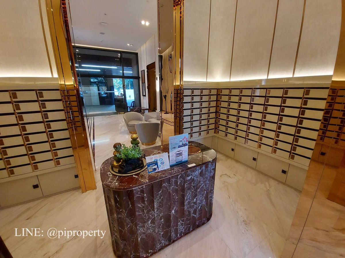 For RentCondoRama9, Petchburi, RCA : ​Experience an elevated lifestyle in this stunning corner unit at Ashton Asoke Rama 9. 