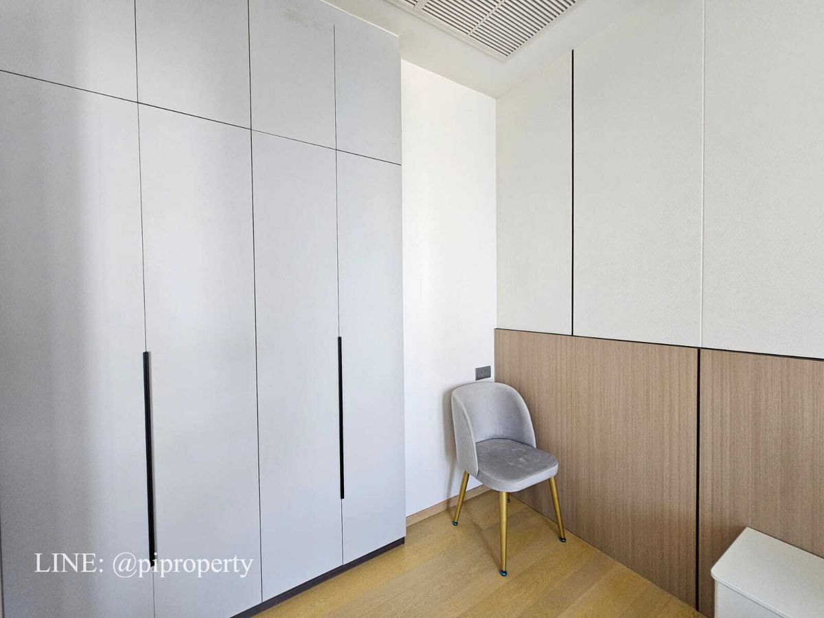 For RentCondoRama9, Petchburi, RCA : ​Experience an elevated lifestyle in this stunning corner unit at Ashton Asoke Rama 9. 