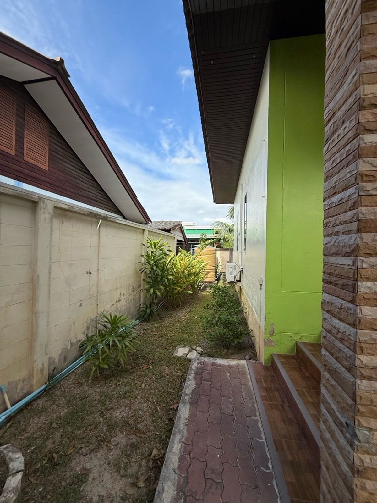 ขายกิจการโรงแรม & กิจการอพาร์ตเมนต์พัทยา บางแสน ชลบุรี สัตหีบ : ขายรีสอร์ท ตั้งอยู่บนเนื้อที่ 213 ตารางวา อยู่ในทำเล บางเสร่ พร้อมทำกิจการได้เลย ราคา 8,00,000 บาท