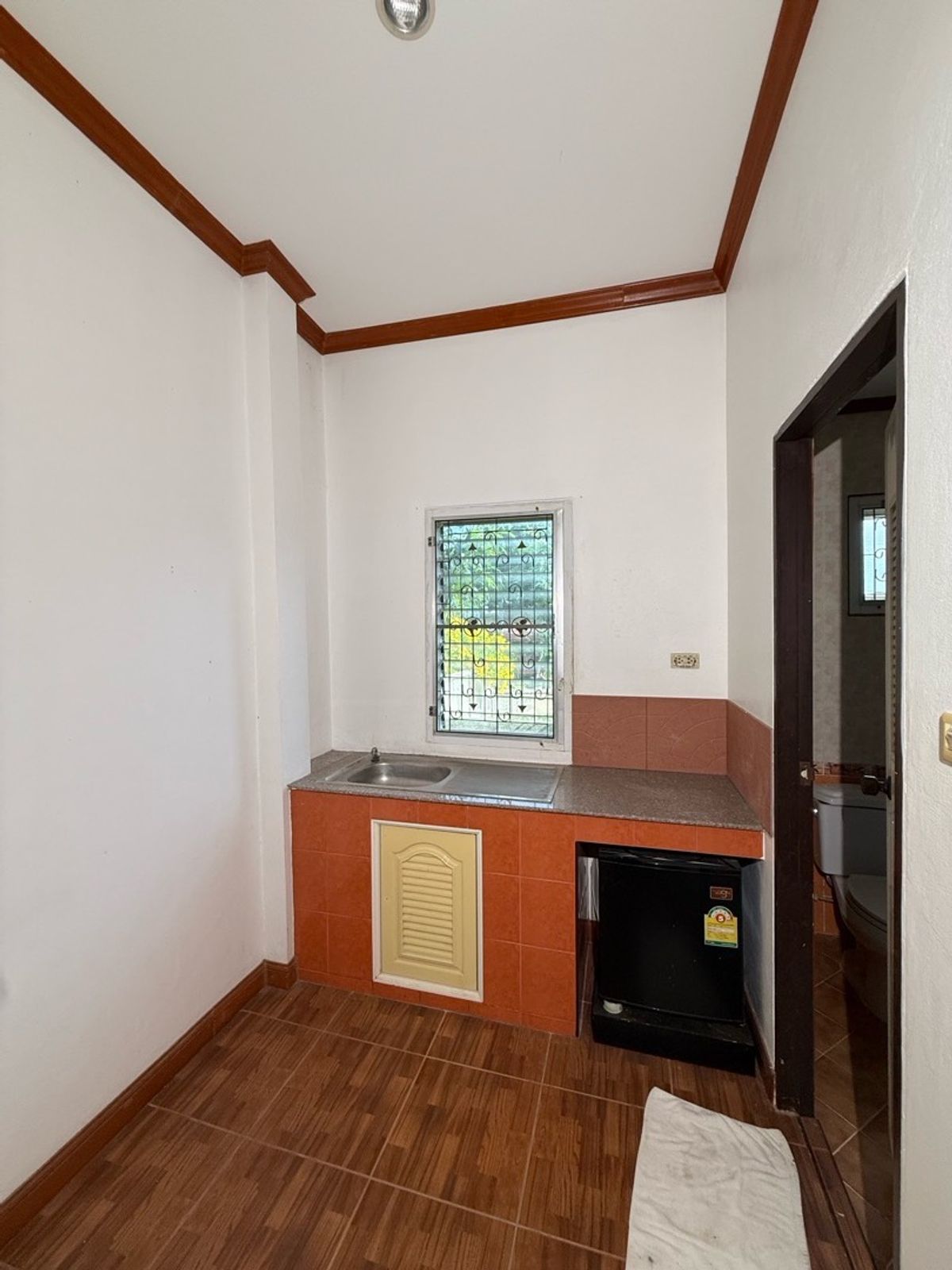 ขายกิจการโรงแรม & กิจการอพาร์ตเมนต์พัทยา บางแสน ชลบุรี สัตหีบ : ขายรีสอร์ท ตั้งอยู่บนเนื้อที่ 213 ตารางวา อยู่ในทำเล บางเสร่ พร้อมทำกิจการได้เลย ราคา 8,00,000 บาท