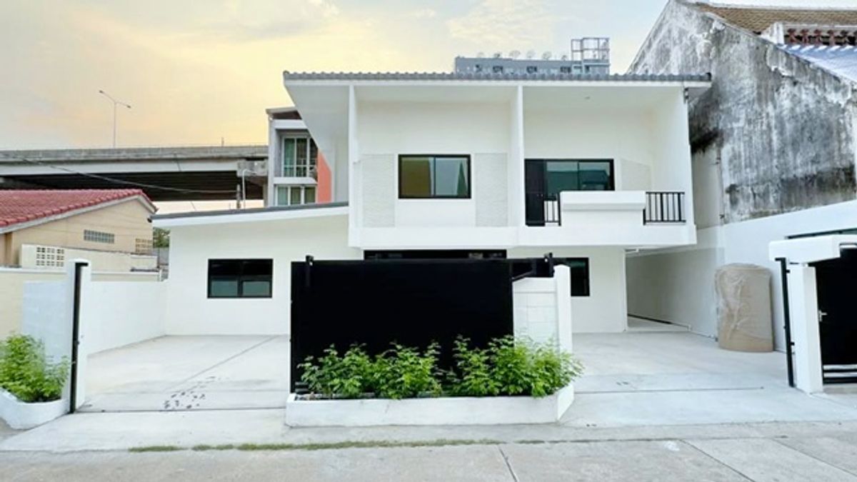 ให้เช่าบ้านสีลม ศาลาแดง บางรัก : เดอะมอลล์ รามคำแหง 1.6 กม. พัฒนาการ8-14 ให้เช่าบ้านเดี่ยว 2 ชั้น 62ตร.วา. 242ตร.ม. ย่านเอก. 3นอน ARLรามคำแหง 700ม. 3 น้ำ