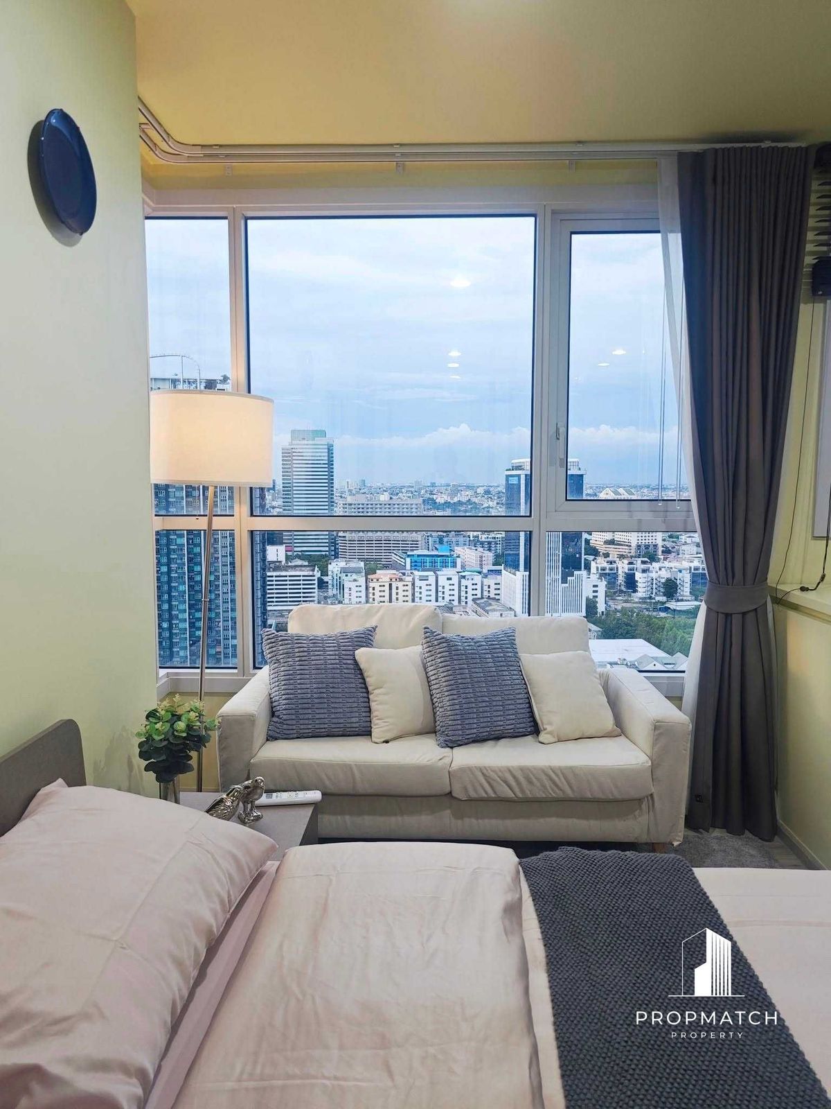 ให้เช่าคอนโดรัชดา ห้วยขวาง : ✨Flash Deal ✨XT Huaikhwang( 1Bed 1Bath 30SQM.) แต่งครบพร้อมอยู่ !! เพียง  18,500บาทต่อเดือน Tel.0981315848 @propmatch
