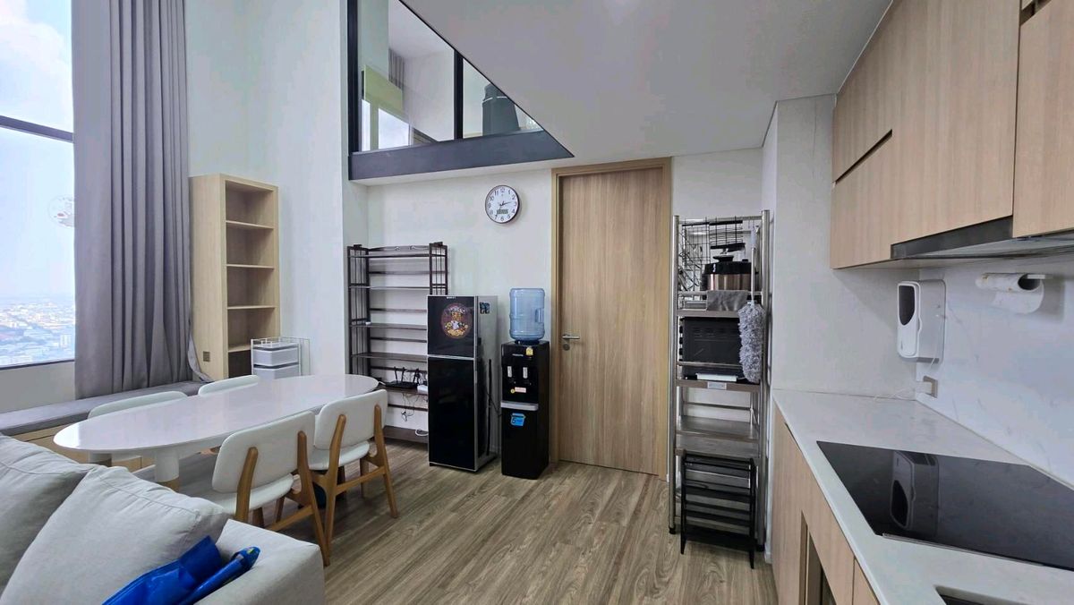 For RentCondoOnnut, Udomsuk : Condo for rent 2 bedrooms, Siamese Sukhumvit 48, a high-ceiling loft room.