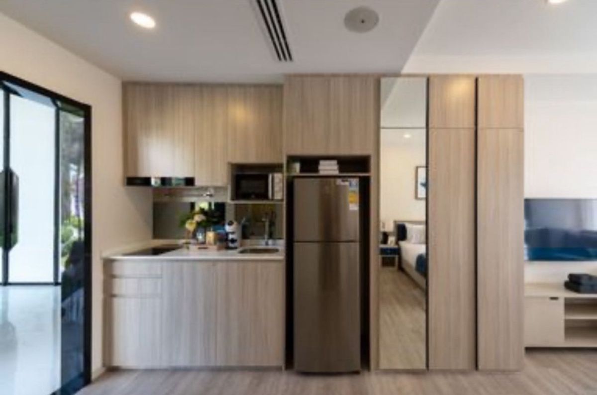 Sale DownCondoBangna, Bearing, Lasalle : Down payment (loss), IP Program Origin Place Bangna Rare Unit, Skytrain Pool View