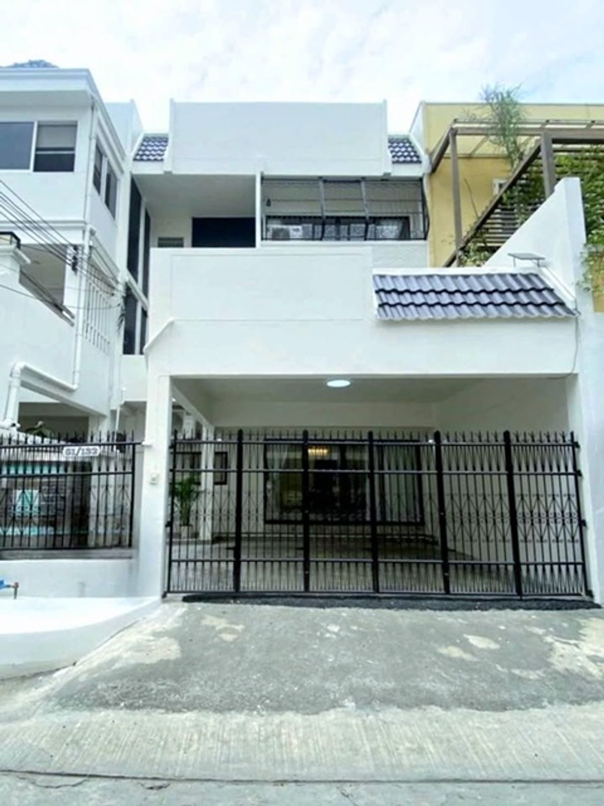 For RentTownhomeRatchadapisek, Huaikwang, Suttisan : MRT Rama 9 900 m. Luxury 3-story townhouse for rent with rooftop Rama 9 Soi 3-9 Ratchadaphisek 2-4 4