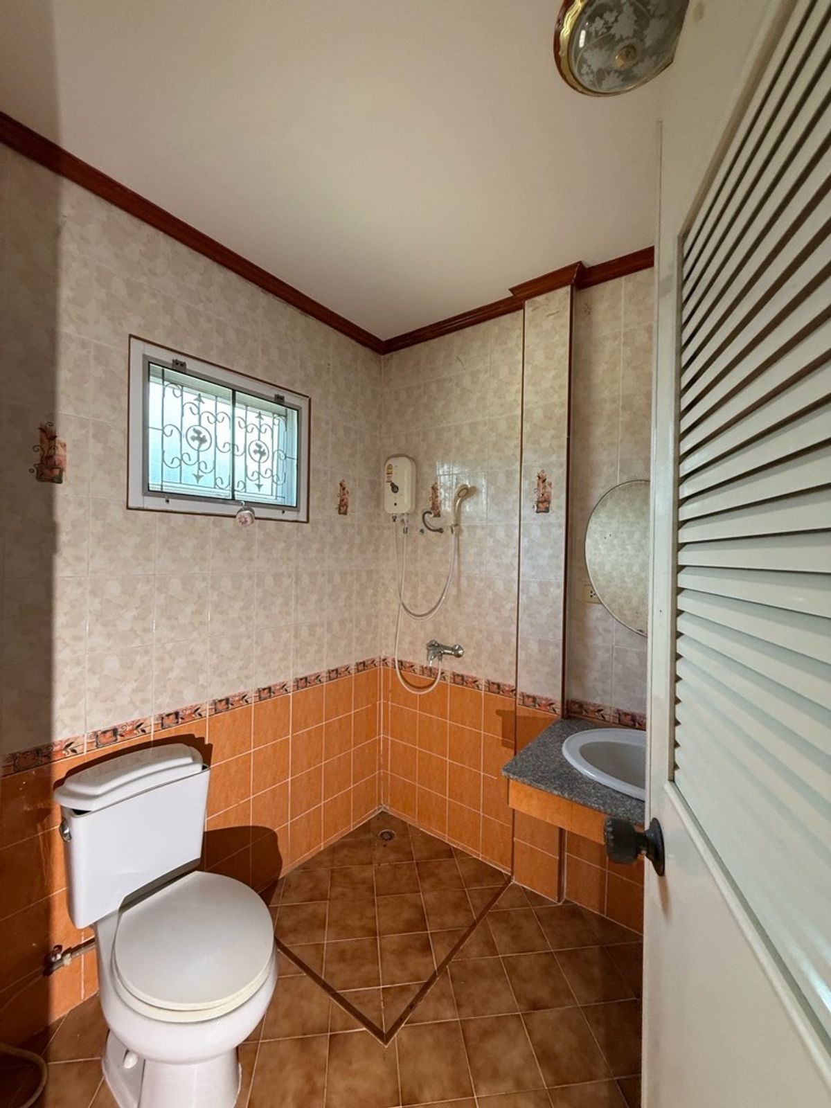 ขายกิจการโรงแรม & กิจการอพาร์ตเมนต์พัทยา บางแสน ชลบุรี สัตหีบ : ขายรีสอร์ท ตั้งอยู่บนเนื้อที่ 213 ตารางวา อยู่ในทำเล บางเสร่ พร้อมทำกิจการได้เลย ราคา 8,00,000 บาท