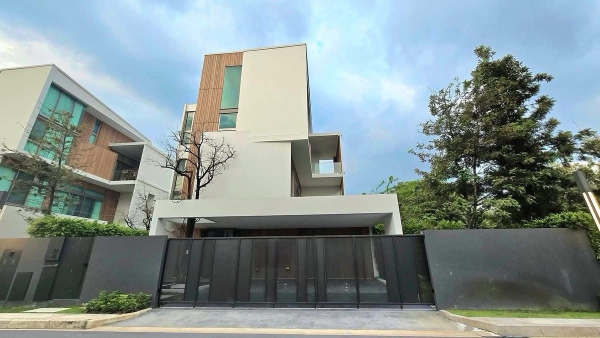 ขายบ้านพัฒนาการ ศรีนครินทร์ : ขายบ้านเดี่ยวสุดหรู📍3 ชั้น วีเว่ พระราม9 Modern Japanese Style 
หลังมุมติดสวน 