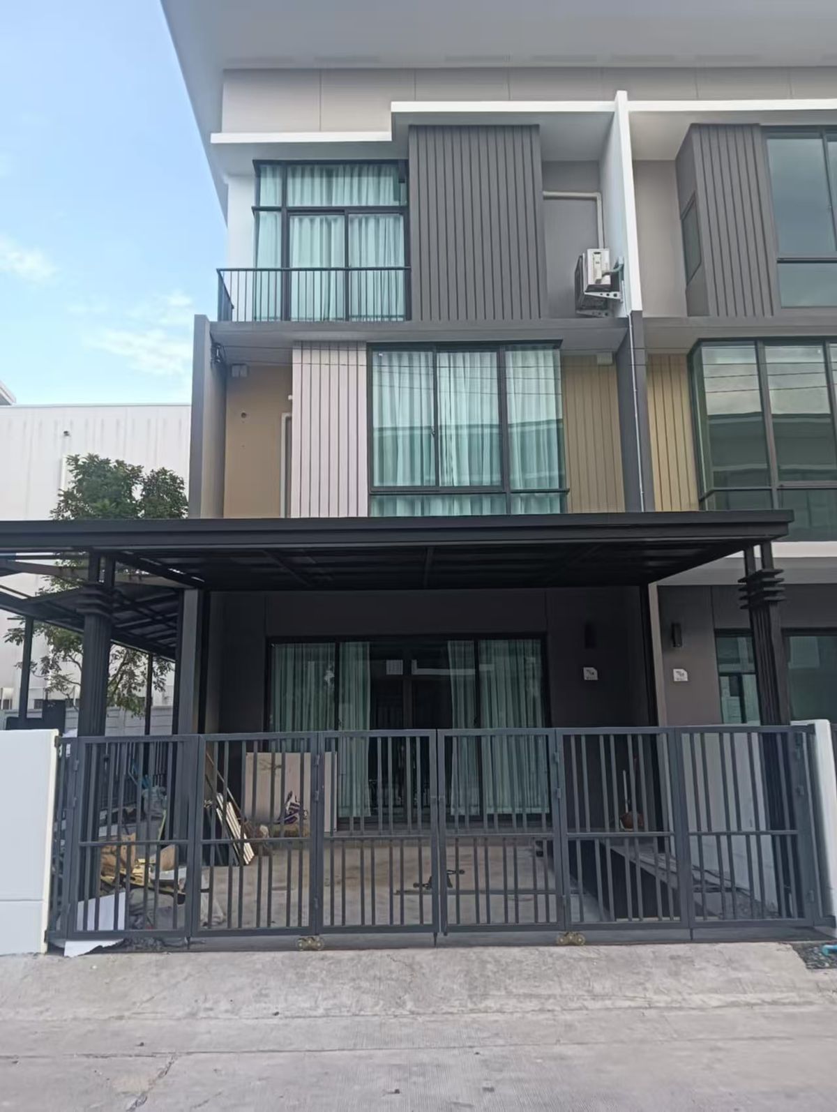 ให้เช่าทาวน์โฮมสมุทรปราการ สำโรง : Bangna 4 bedroom 3 bathroom townhouse for first time rental near Mega Bangna 30000thb