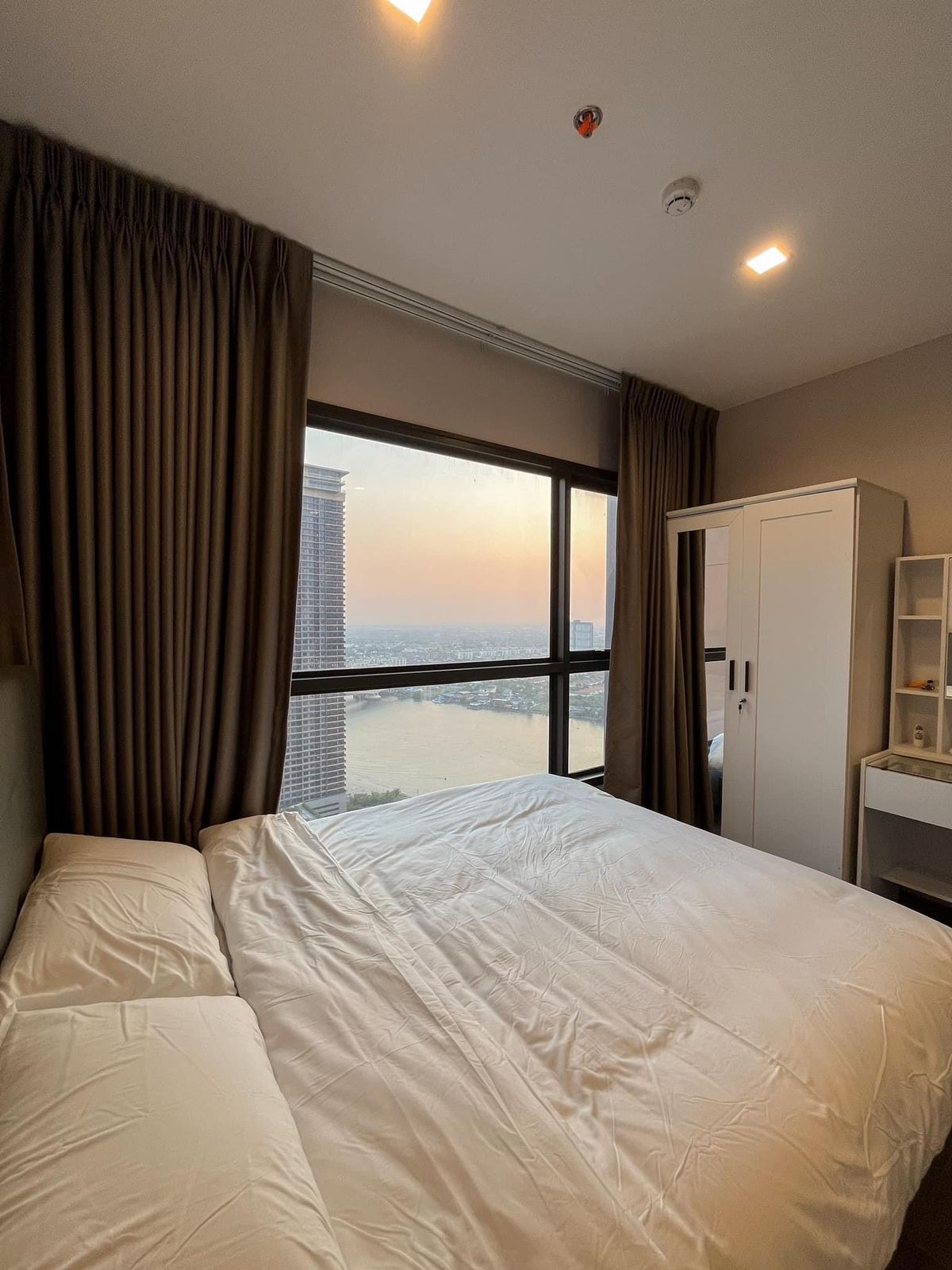 For RentCondoRattanathibet, Sanambinna : Rent RR812 The Politan Aqua. Beautiful room, full furniture near the MRT Phra Nang Klao.