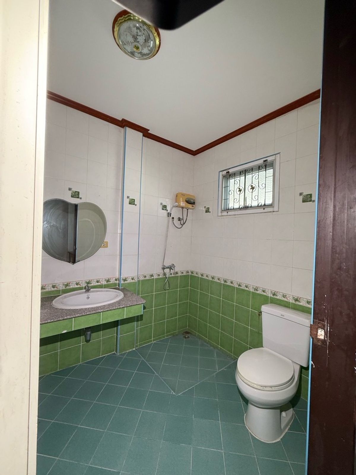 ขายกิจการโรงแรม & กิจการอพาร์ตเมนต์พัทยา บางแสน ชลบุรี สัตหีบ : ขายรีสอร์ท ตั้งอยู่บนเนื้อที่ 213 ตารางวา อยู่ในทำเล บางเสร่ พร้อมทำกิจการได้เลย ราคา 8,00,000 บาท