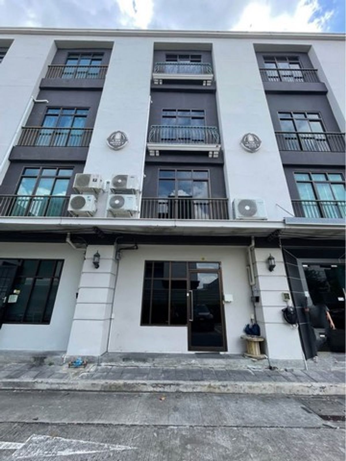 For RentHome OfficeRamkhamhaeng, Hua Mak : HR2813 4 -story home office for rent. Chic District Ram 53 Project, suitable for office, convenient transportation.
