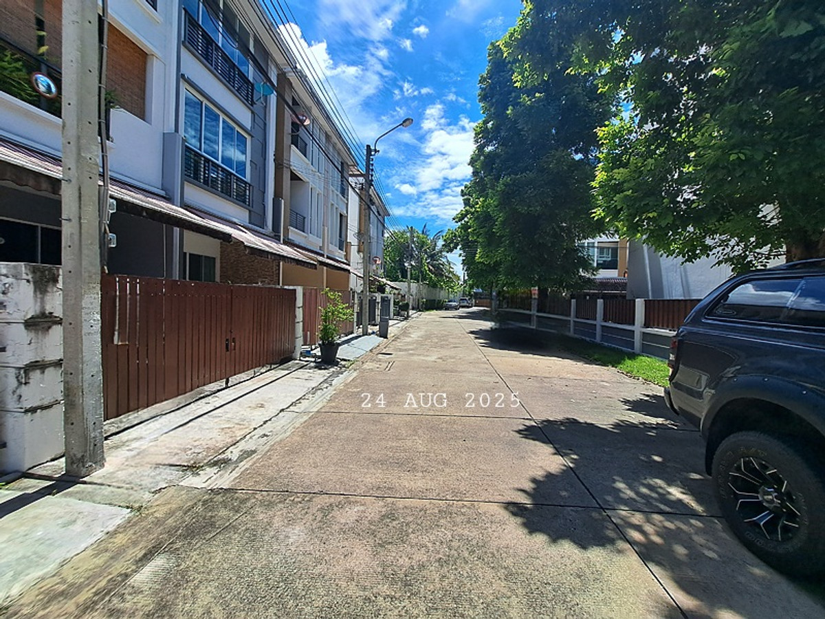 For SaleTownhomeEakachai, Bang Bon : 3-story townhome for sale, Ban Klang Mueang Sathorn Project-Taksin 2 Essence near BTS Wutthakat