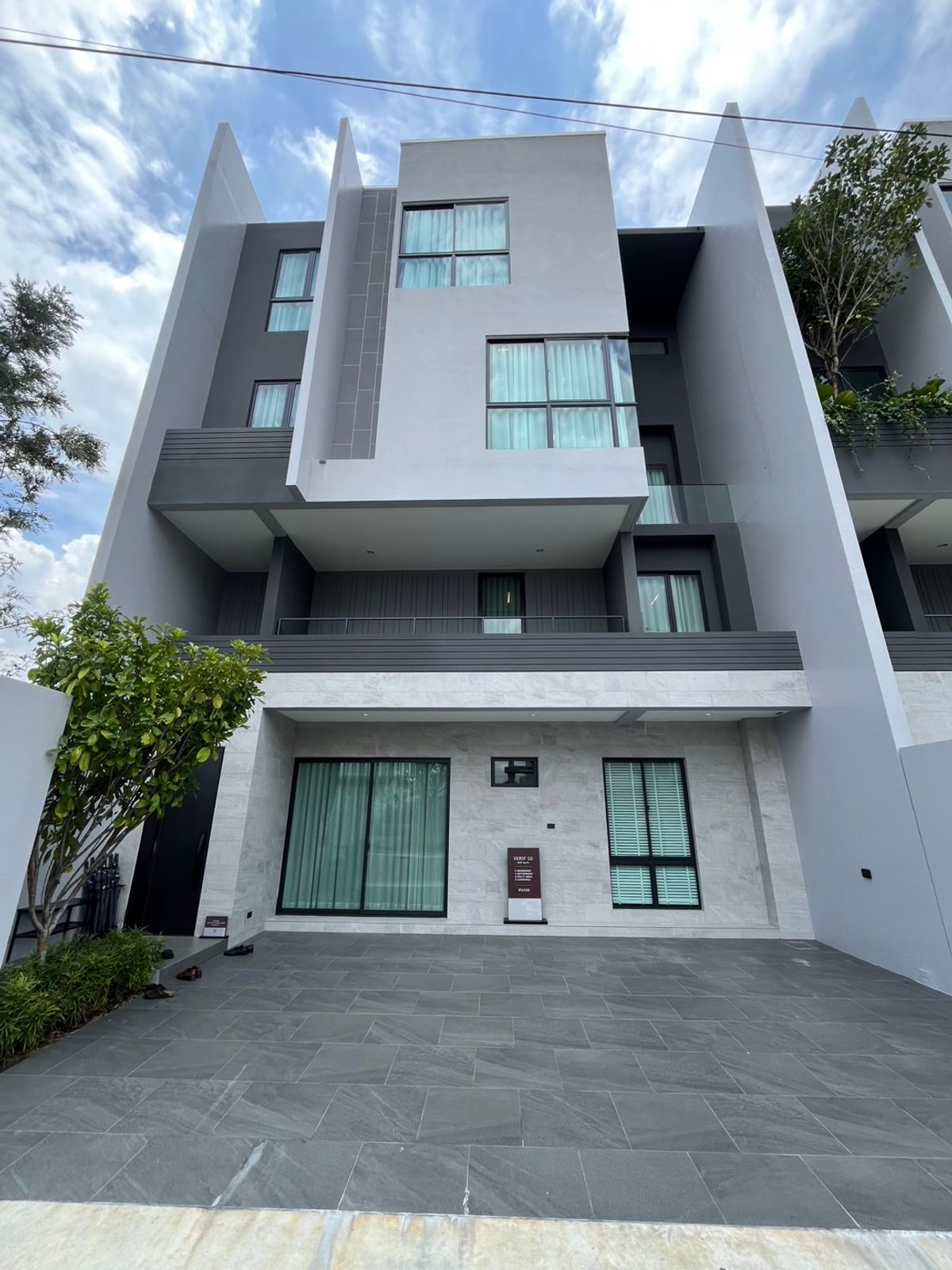 For SaleTownhomePattanakan, Srinakarin : (For Sale) Patio, Krungthep Kreetha - Ring Road 🏡 3.5 layers of townhome, premium | 10 meters wide | 340 sq.m. of living space, VVIP DEAL