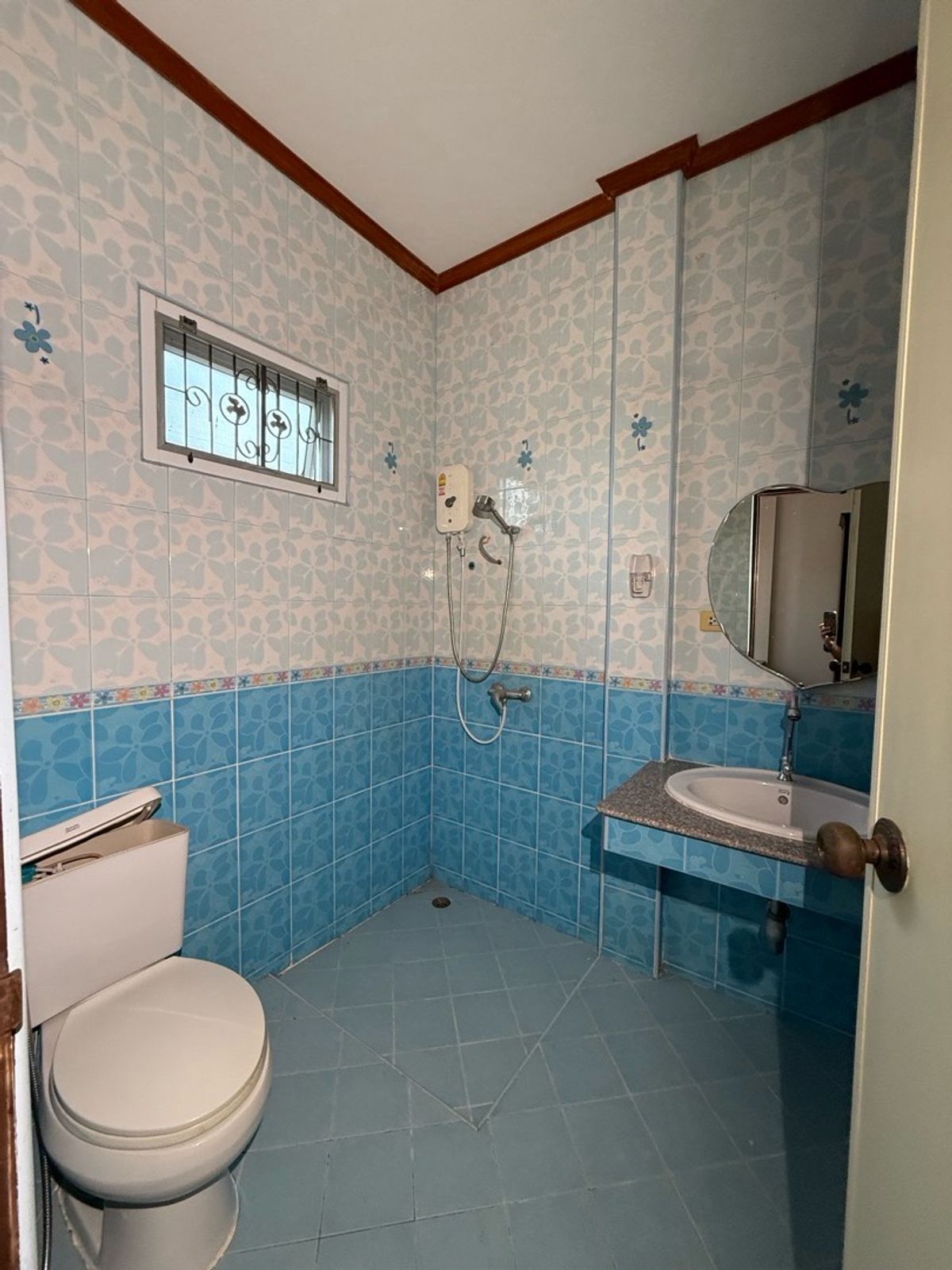 ขายกิจการโรงแรม & กิจการอพาร์ตเมนต์พัทยา บางแสน ชลบุรี สัตหีบ : ขายรีสอร์ท ตั้งอยู่บนเนื้อที่ 213 ตารางวา อยู่ในทำเล บางเสร่ พร้อมทำกิจการได้เลย ราคา 8,00,000 บาท