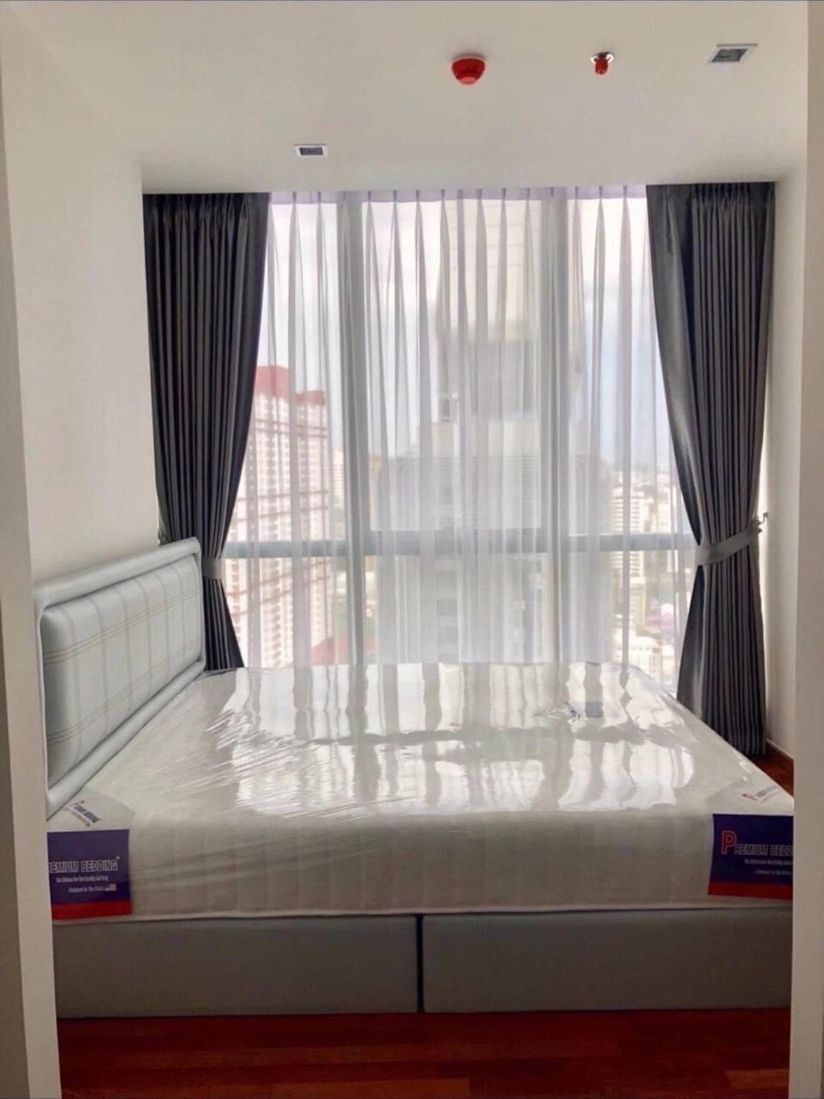For SaleCondoRatchathewi,Phayathai : 🌏 Condo for sale in the heart of the city Beautiful room in good condition Complete electrical appliances (There is a washing machine) Built in furniture ready to be in the middle! Condo near BTS Ratchathewi 350 meters. 🏙 Comes with special privileges for
