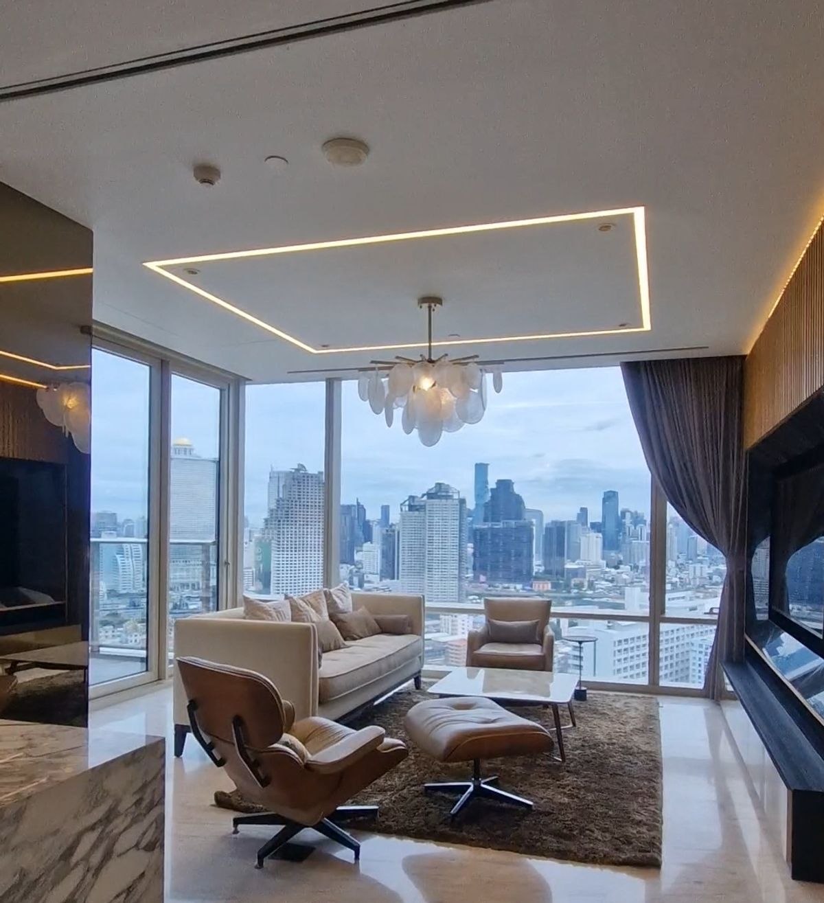 ให้เช่าคอนโดสาทร นราธิวาส : Highlights Unit , Super luxury and Beautiful Room , High Floor , with Special Price offer 