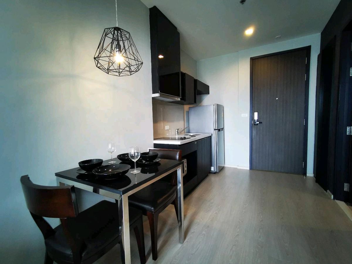 For RentCondoOnnut, Udomsuk : ✨ Rent ✨ RHYTHM 44/1 BTS Phra Khanong is convenient to travel.