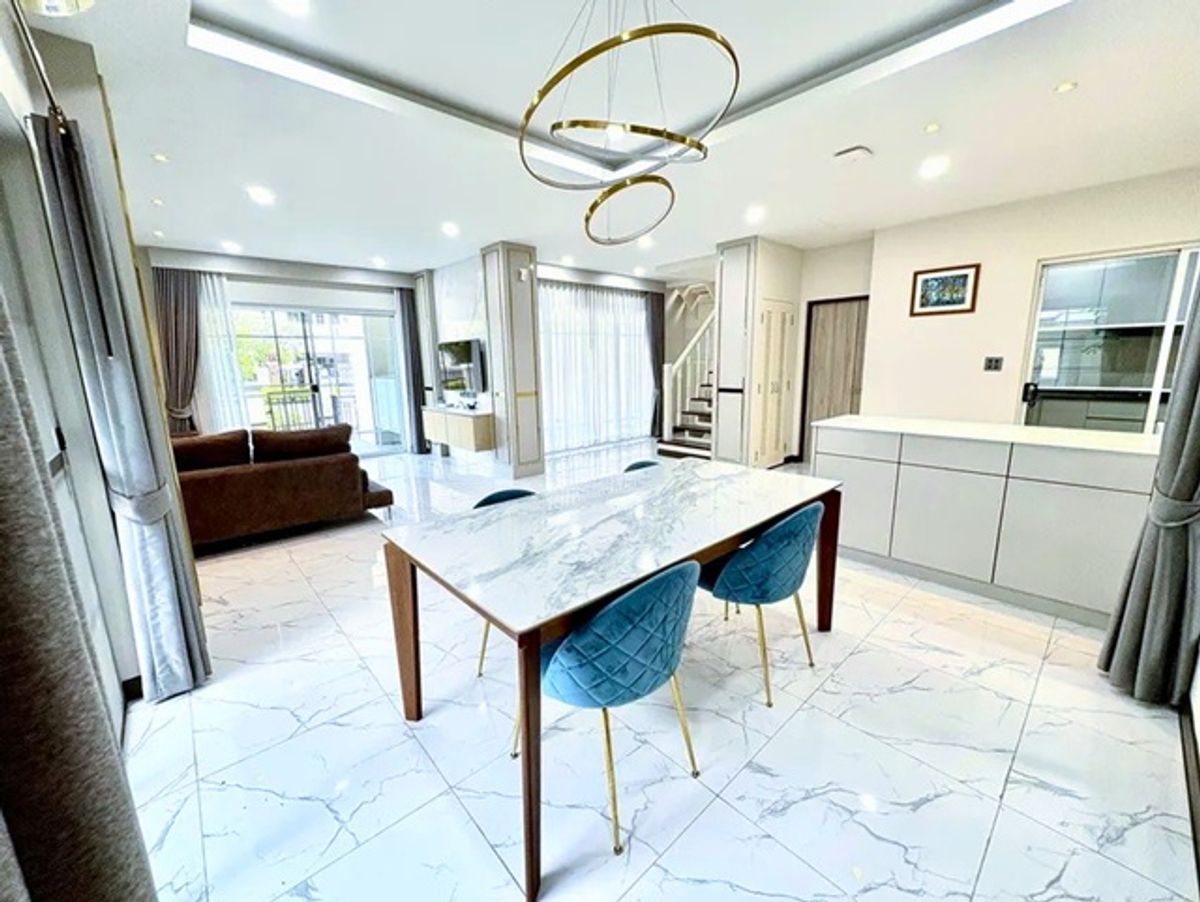 For RentHouseThaphra, Talat Phlu, Wutthakat : Sathorn-Ratchapruek BTS Bang Wa 1.5 km. Luxury 2-story house for rent on the main road of Nantawan,