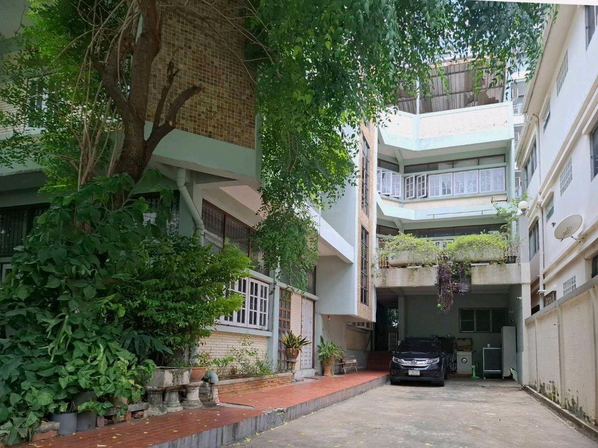 ให้เช่าบ้านสาทร นราธิวาส : บ้านเดี่ยวทรงสวย ทำเลดี ให้เช่า รีโนเวทได้ พร้อมที่จอดรถ