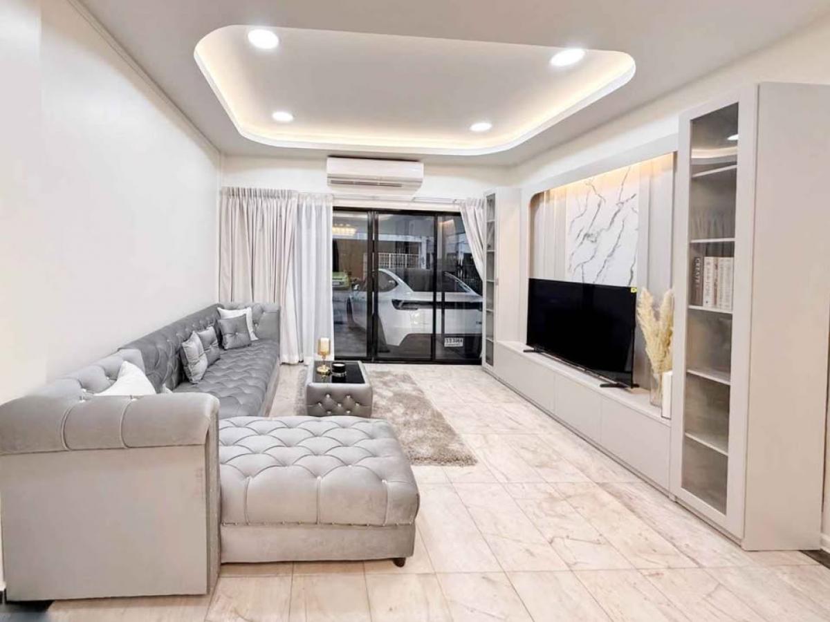 For RentTownhomeRama9, Petchburi, RCA : Single house, 6 bedrooms, in the heart of Rama 9, for rent 150,000 baht/month. Spacious 6-Bedroom Townhouse in Rama 9 – Rent Now for 150,000 THB/month!