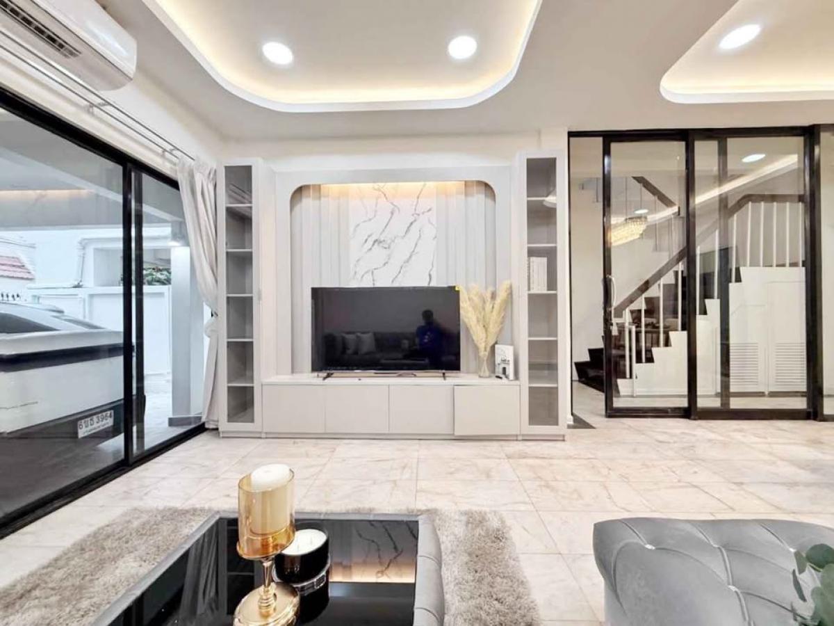 ให้เช่าทาวน์โฮมพระราม 9 เพชรบุรีตัดใหม่ RCA : บ้านเดี่ยว 6 ห้องนอน ใจกลางพระราม 9 ให้เช่า 130,000 บาท/เดือน Spacious 6-Bedroom Townhouse in Rama 9 – Rent Now for 130,000 THB/month!