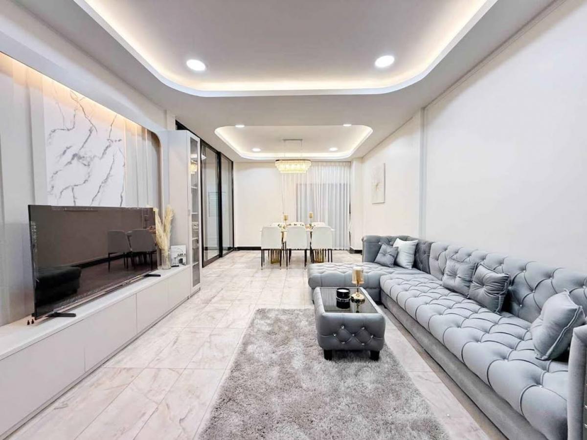 ให้เช่าทาวน์โฮมพระราม 9 เพชรบุรีตัดใหม่ RCA : บ้านเดี่ยว 6 ห้องนอน ใจกลางพระราม 9 ให้เช่า 130,000 บาท/เดือน Spacious 6-Bedroom Townhouse in Rama 9 – Rent Now for 130,000 THB/month!