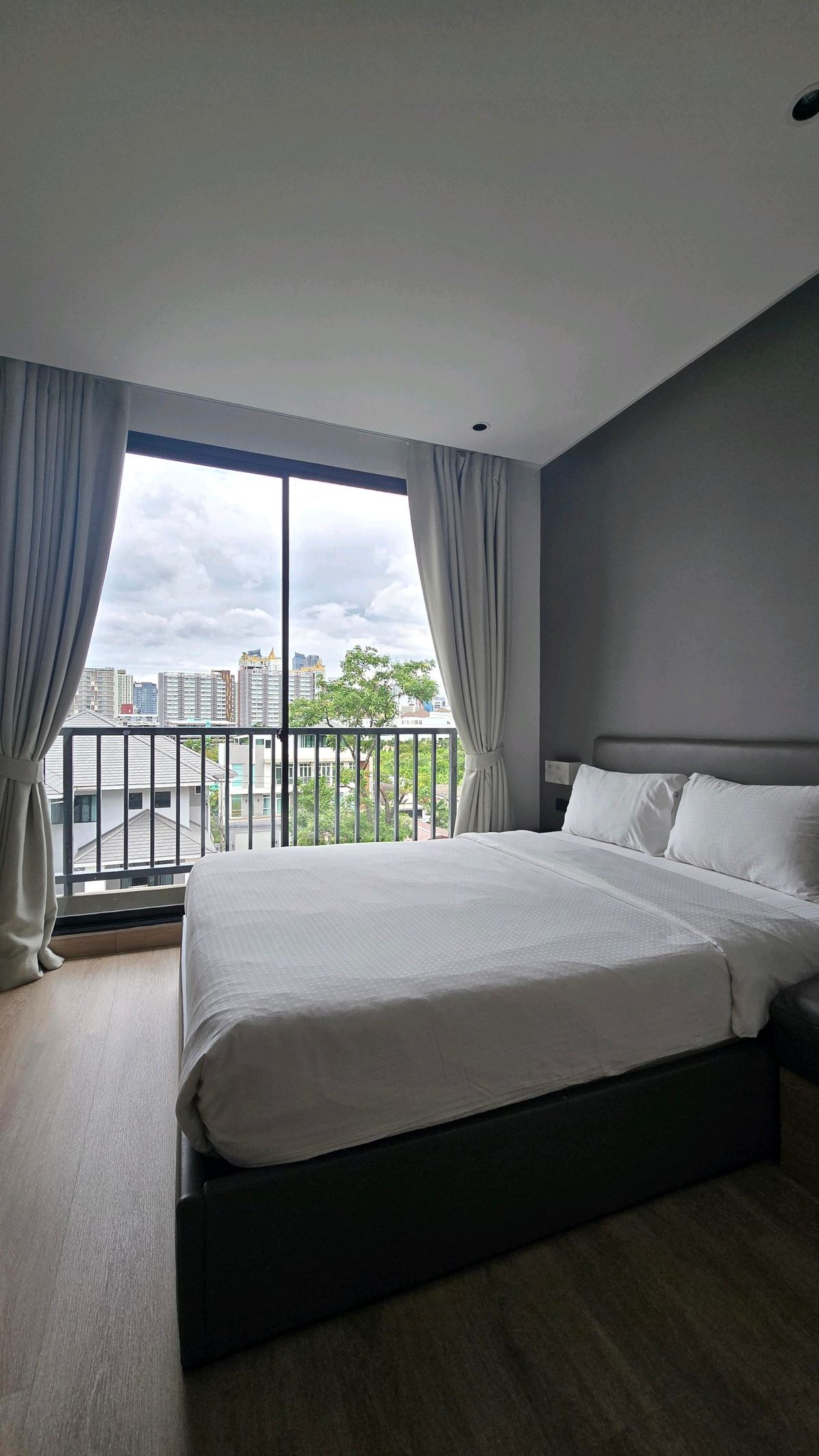 ขายคอนโดพระราม 9 เพชรบุรีตัดใหม่ RCA : ขายคอนโด เอคิว เอลิคซ์ เรซิเดนซ์ AQ Alix Residence Soonvijai ชั้นที่ 5
พื้นที่ใช้สอย 28.31 ตร.ม. ห้อง Studio ห้องน้ำ 1 ห้อง