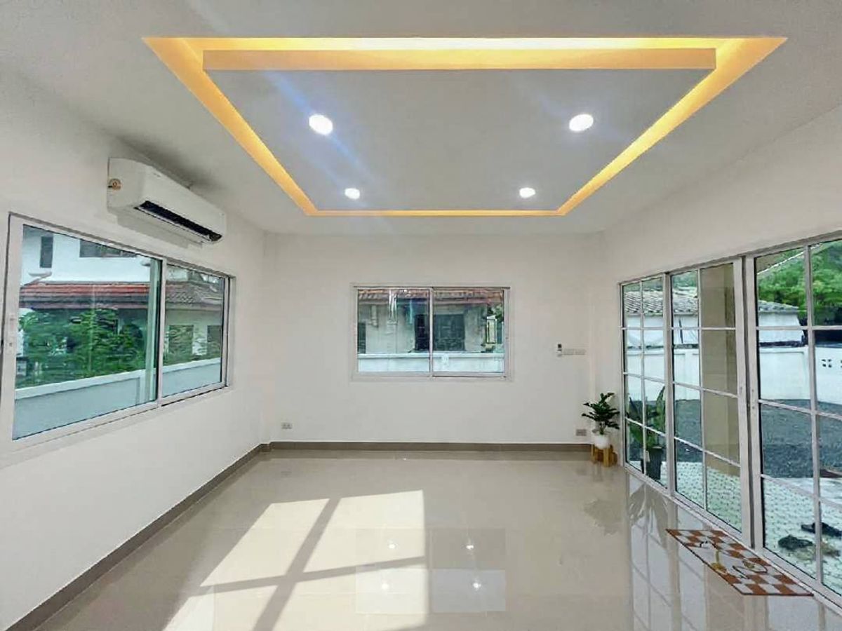 ขายบ้านลาดกระบัง สุวรรณภูมิ : ขายบ้านเดี่ยว 2 ชั้น หมู่บ้านแฮปปี้เพลส 2 ซอยฉลองกรุง 23 เนื้อที่ 64 ตรว. 3 นอน 2 น้ำ   ราคา 3,900,000 บาท สนใจติดต่อ 085-550-1599