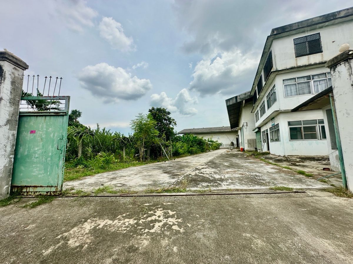 ขายโรงงานมหาชัย สมุทรสาคร : ขายโรงงาน 2 หลัง พร้อมสำนักงาน 3 ชั้น เนื้อที่ 2-3-82 ไร่ ซ.สุขาภิบาล 2 ถ.พุทธมณฑลสาย 4 ต.อ้อมน้อย อ.กระทุ่มแบน จ.สมุทรสาคร