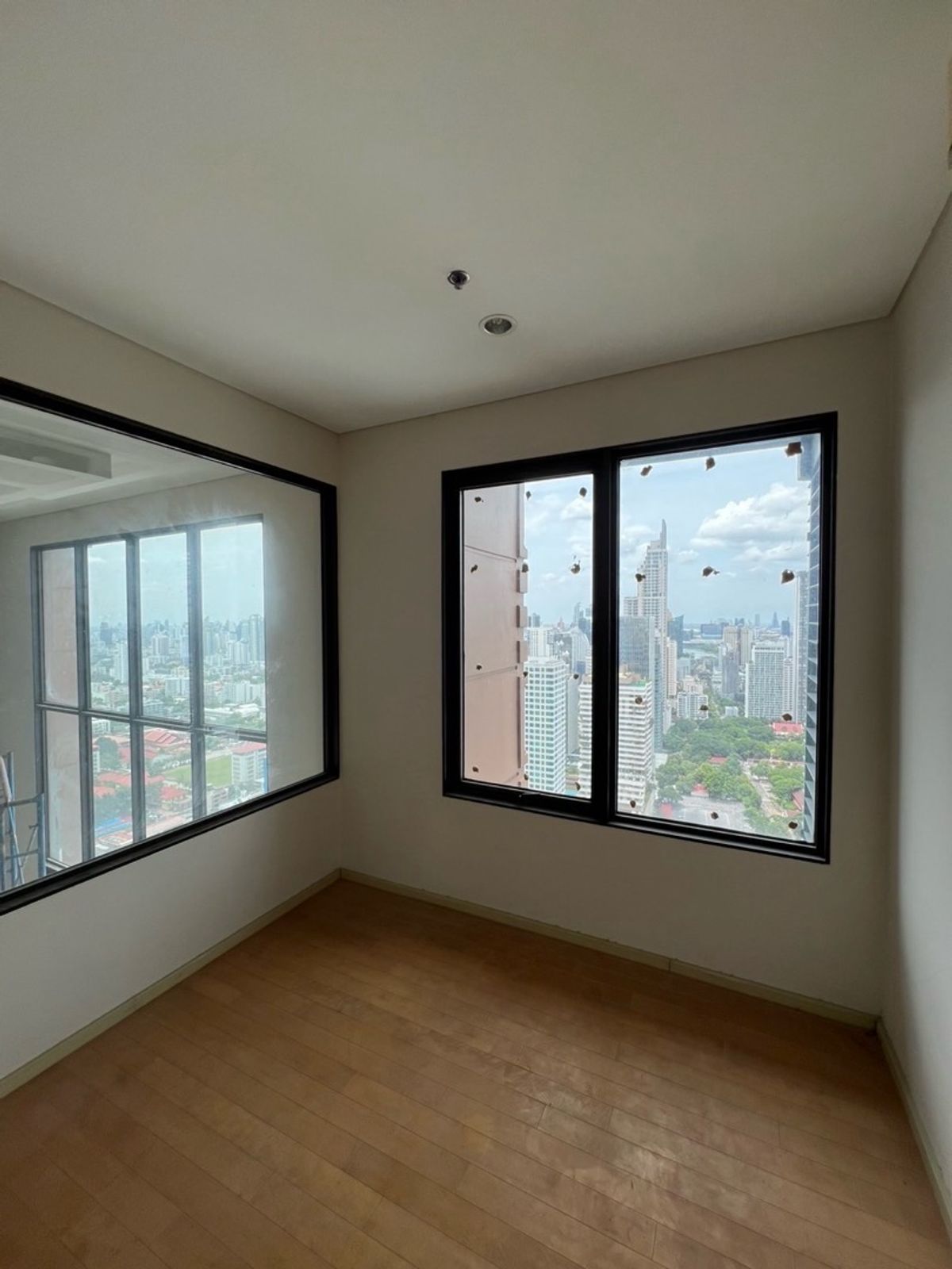 For SaleCondoRama9, Petchburi, RCA : Sell ​​Duplex Penthouse, Condo, Villa Asoke, 180 degrees, Pennsol, Asoke, 311 square meters, 3 car parks in the title deed, near SWU, MRT and headquarters.