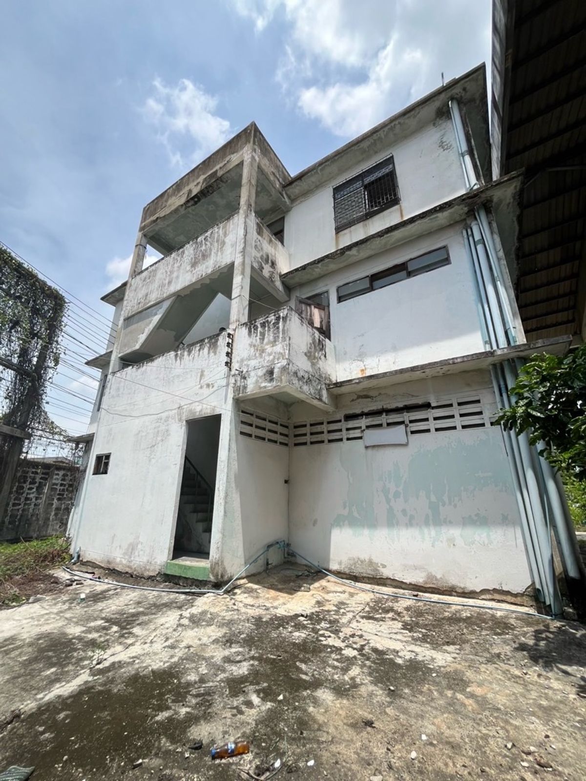 ขายโรงงานมหาชัย สมุทรสาคร : ขายโรงงาน 2 หลัง พร้อมสำนักงาน 3 ชั้น เนื้อที่ 2-3-82 ไร่ ซ.สุขาภิบาล 2 ถ.พุทธมณฑลสาย 4 ต.อ้อมน้อย อ.กระทุ่มแบน จ.สมุทรสาคร