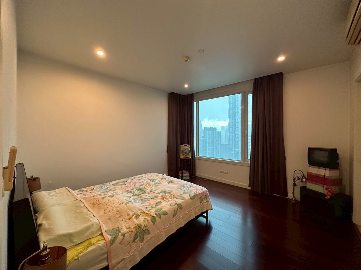 ขายคอนโดวิทยุ ชิดลม หลังสวน : For sale Manhattan Chidlom 120,xxx per sq.m! 2 bedroom fully furnished on high floor near Central Chidlom