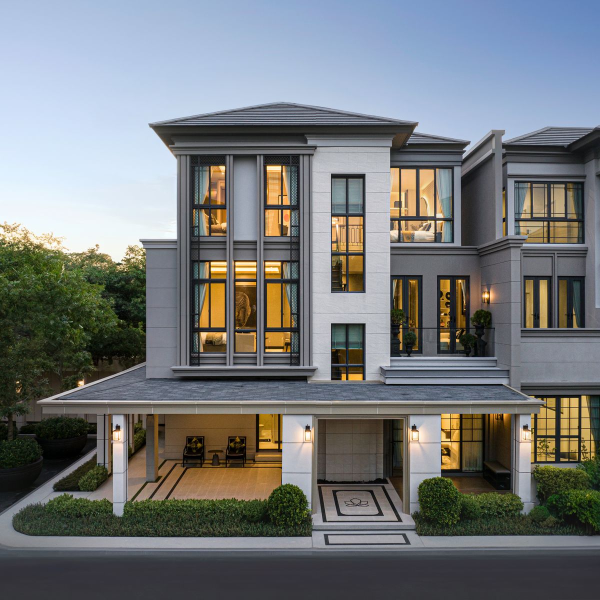 For SaleKasetsart, Ratchayothin : (SALE) Baan Klang Muang Classe Ratchayothin 🏡 3-story twin house size 234 sq.m. 42.5 sq.w. 4 bedrooms, 4 bathrooms, 2 parking spaces, starting 26.9 MB 📞 Make an appointment to visit the project 065-2614622 Tammy