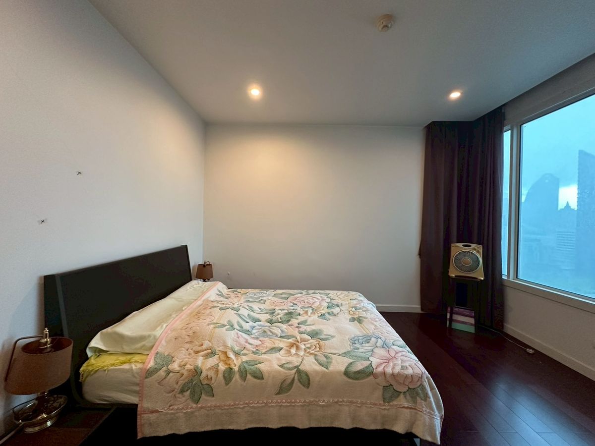 ขายคอนโดวิทยุ ชิดลม หลังสวน : For sale Manhattan Chidlom 120,xxx per sq.m! 2 bedroom fully furnished on high floor near Central Chidlom