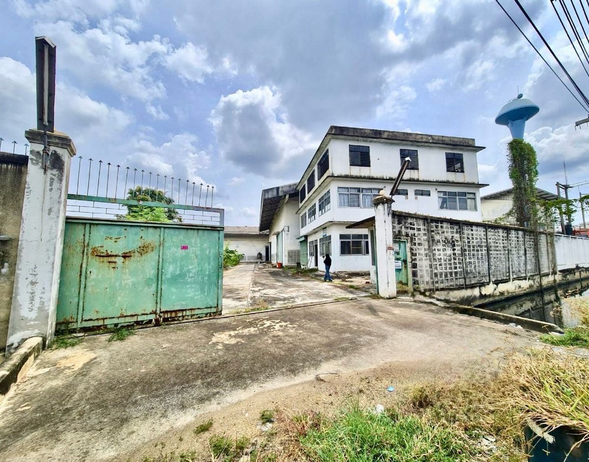 ขายโรงงานมหาชัย สมุทรสาคร : ขายโรงงาน 2 หลัง พร้อมสำนักงาน 3 ชั้น เนื้อที่ 2-3-82 ไร่ ซ.สุขาภิบาล 2 ถ.พุทธมณฑลสาย 4 ต.อ้อมน้อย อ.กระทุ่มแบน จ.สมุทรสาคร