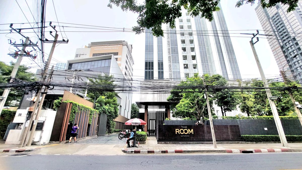 For SaleCondoSathorn, Narathiwat : Condo for sale, The Room (The Room), the new room has never been or rented at all. Next to Soi 1 Broken Road, 1 water. There is a closed kitchen. Large living room 5.9 million baht