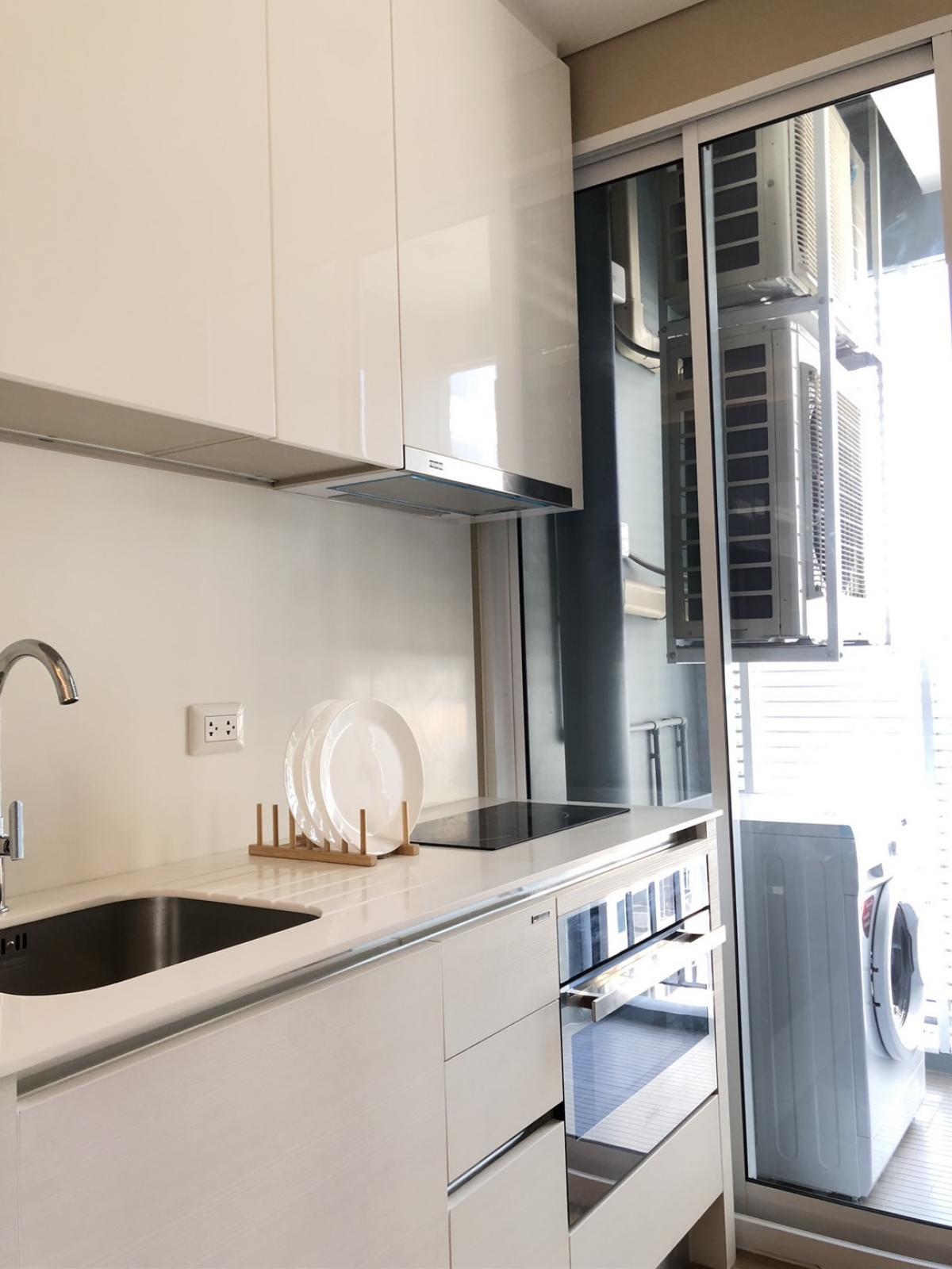 For RentCondoLadprao, Central Ladprao : Condo for rent in the heart of Lat Phrao Intersection, The Saint Residences, 1 bedroom, 17,000฿, near BTS/MRT! Complete with swimming pool and fitness center, convenient life anytime, anywhere!