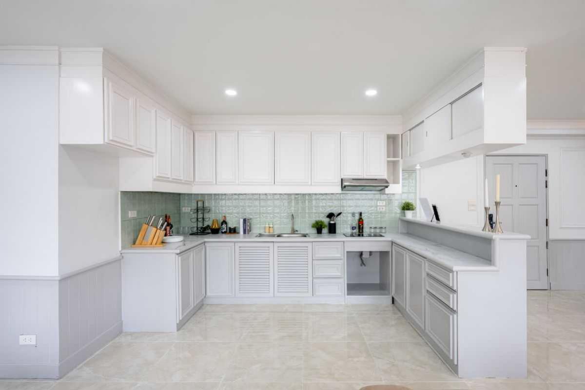 For SaleCondoSukhumvit, Asoke, Thonglor : Luxury condo with 2 bedrooms in the heart of Nana, size 117 sqm.Saranjai Mansion ready to move in, priced at only 10.9 million!