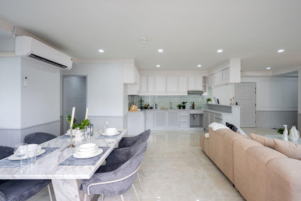 For SaleCondoSukhumvit, Asoke, Thonglor : Luxury condo with 2 bedrooms in the heart of Nana, size 117 sqm.Saranjai Mansion ready to move in, priced at only 10.9 million!